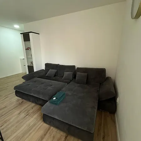 And Spacious With Amenities Apartment Neutra